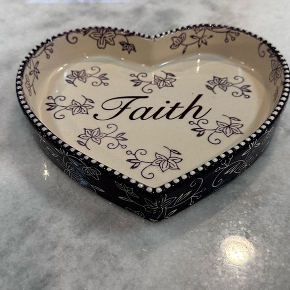 Temptations by Tara Floral Lace Set of 3 Heart Shaped Plates - Varies sizes - Picture 4 of 16